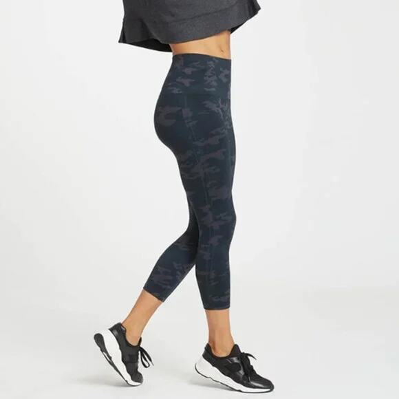SPANX Look At Me Now Seamless Cropped Legging SIZE S Black Blue Camo Yoga Pant - Picture 3 of 13